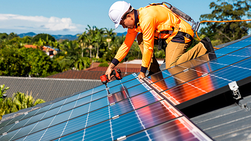 Equipe tecnica realizando manutencao em paineis solares